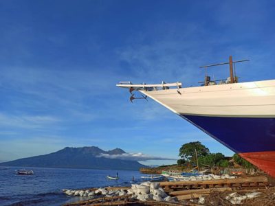 Peluncuran Kapal jenis Lambo di Sentra Industri Kapal Tradisional Pantai Sangiang Wera Bima