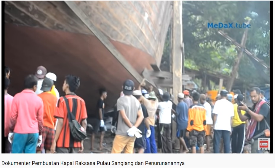 Dokumenter Pembuatan Kapal Raksasa di Sangiang Wera dan Peluncurannya