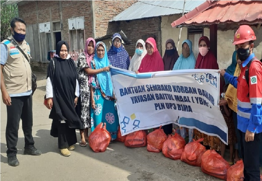 YBM PLN UP3 BIMA Salurkan Bantuan Sembako untuk Korban Banjir di Desa Daha Dompu